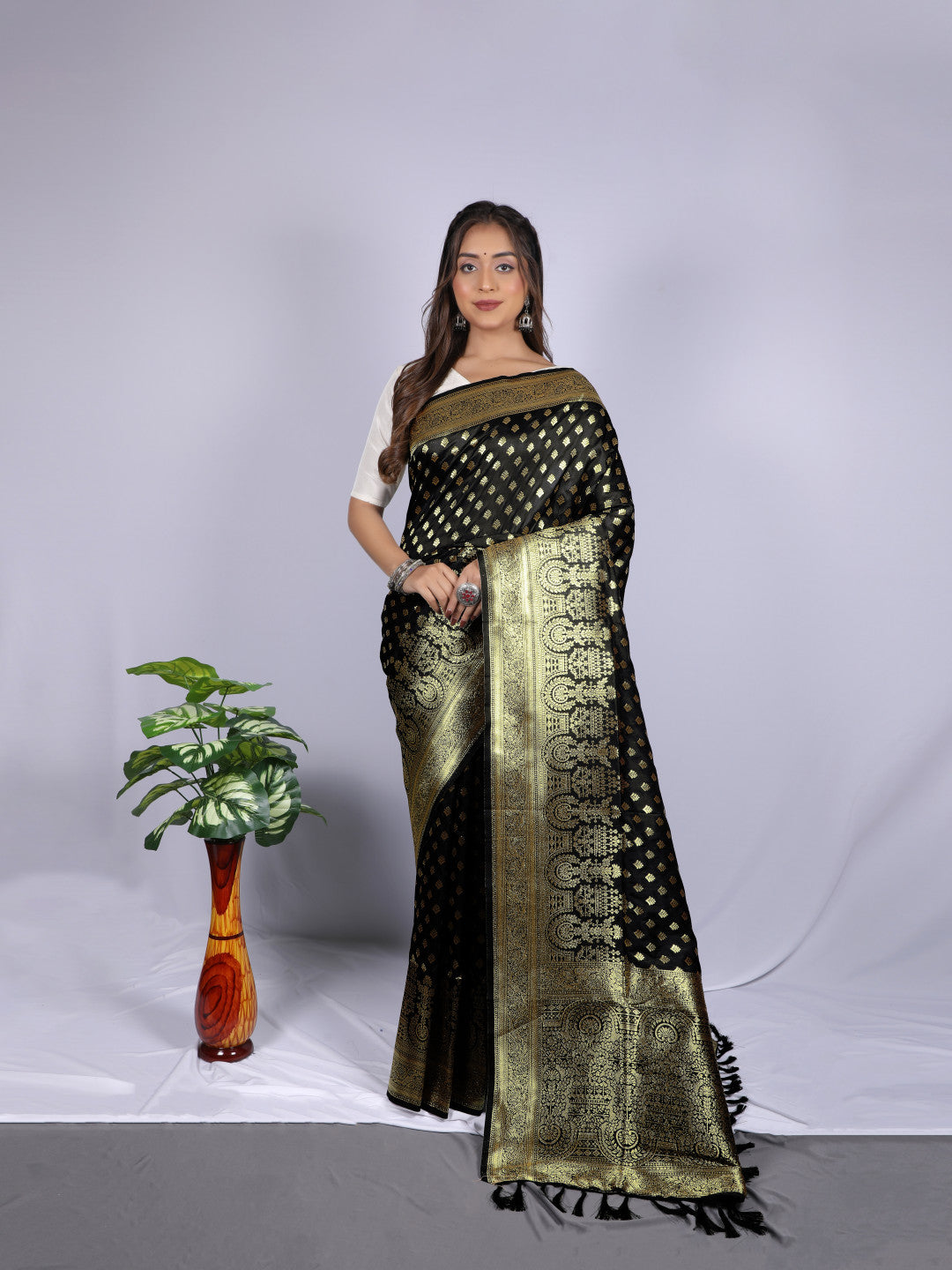 Black Banarasi Silk Saree With Zari Weaving Work | Wedding Wear – JaipurSaaj