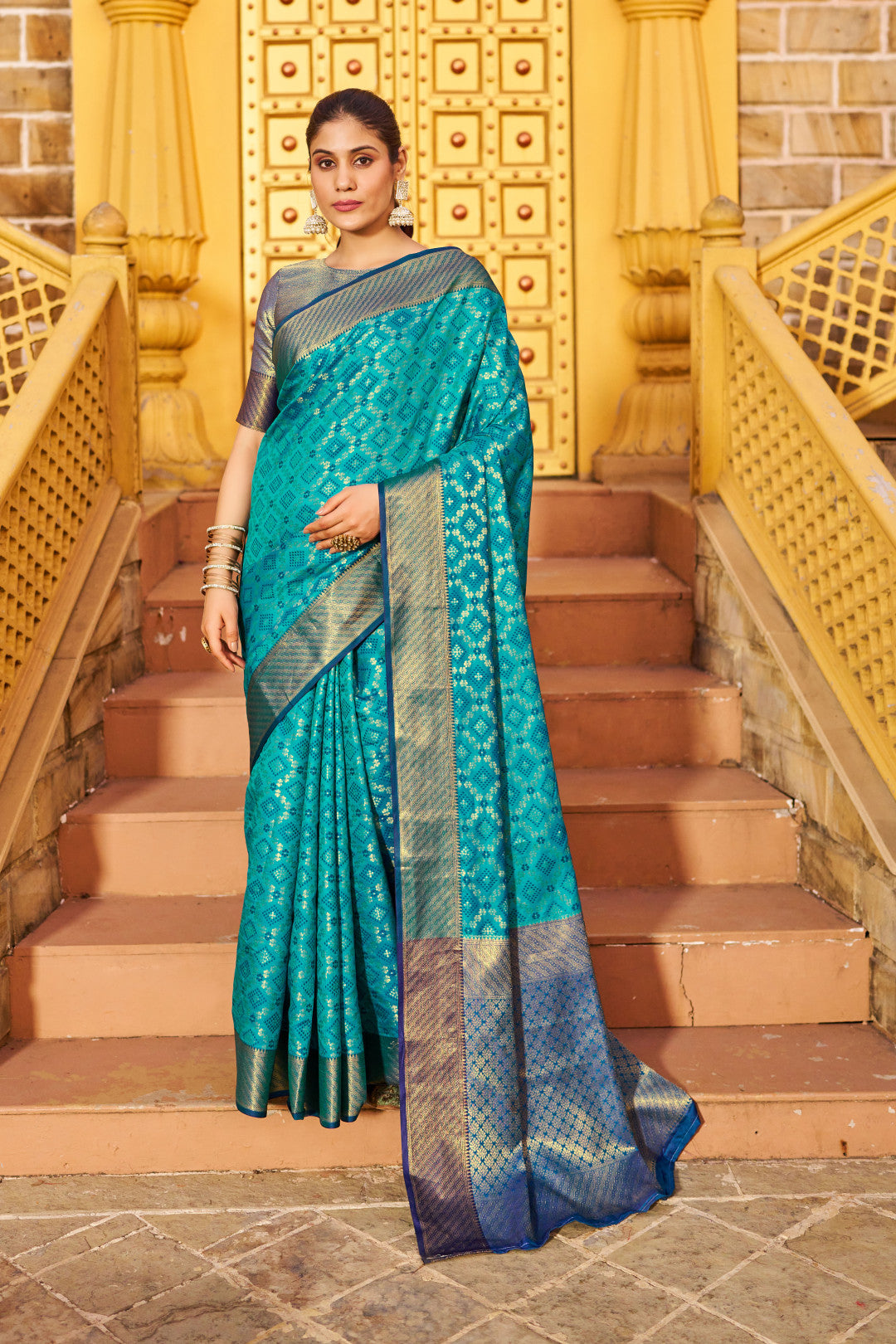 Rama Green Patola Silk Saree With Woven Design | Bridal Wedding & Festive Wear – JaipurSaaj