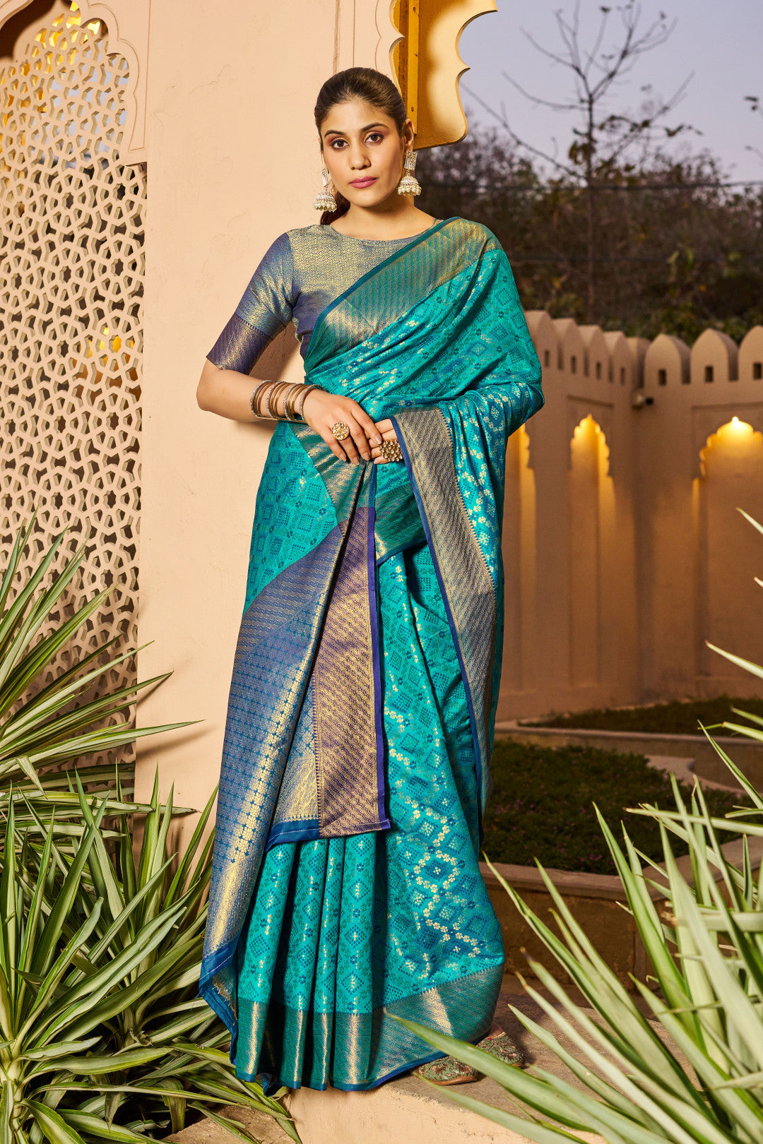 Rama Green Patola Silk Saree With Woven Design | Bridal Wedding & Festive Wear – JaipurSaaj