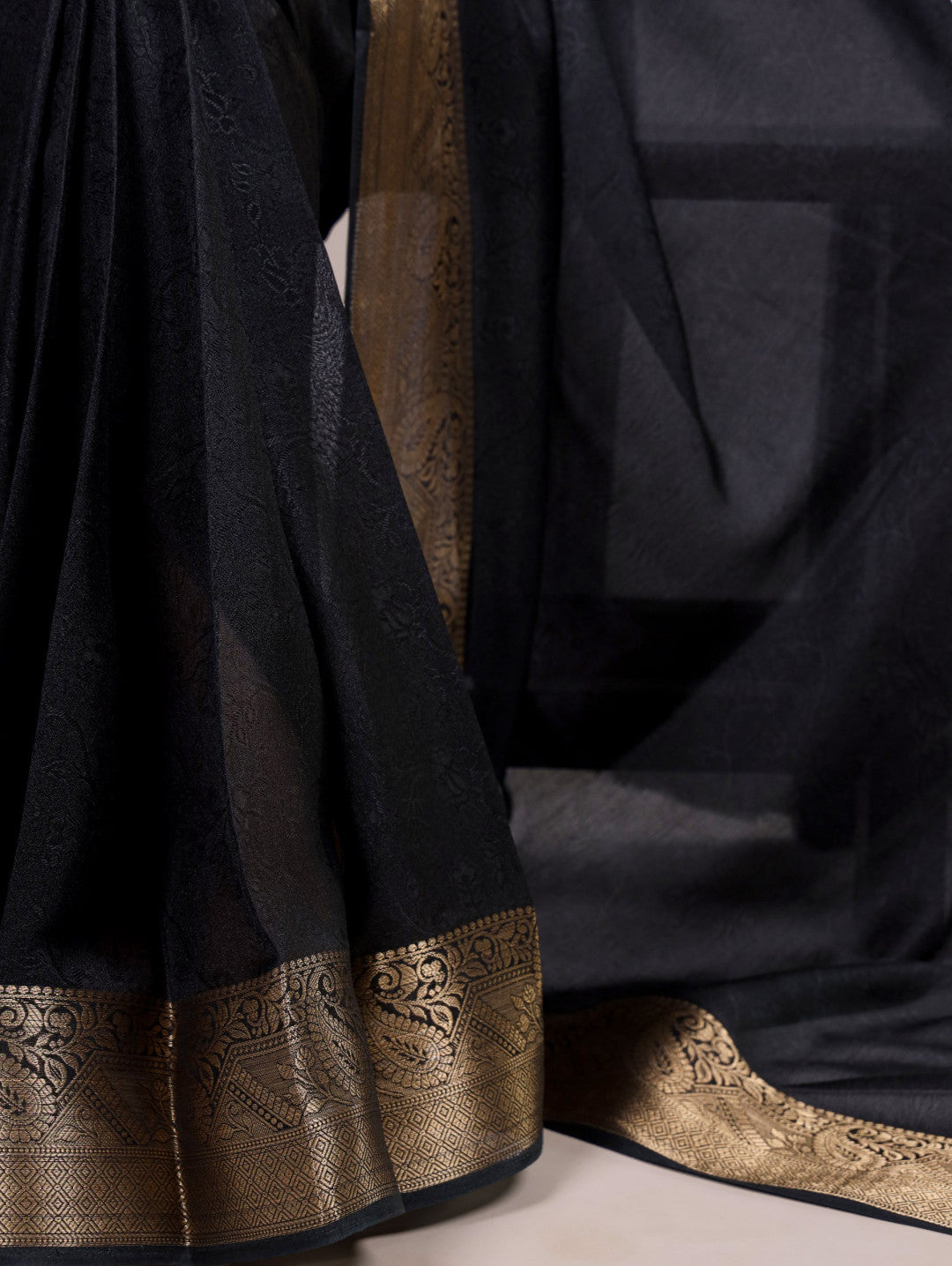 Black Moss Mello Silk Saree with Printed Work & Zari Weaving Border | Casual & Office Wear – JaipurSaaj