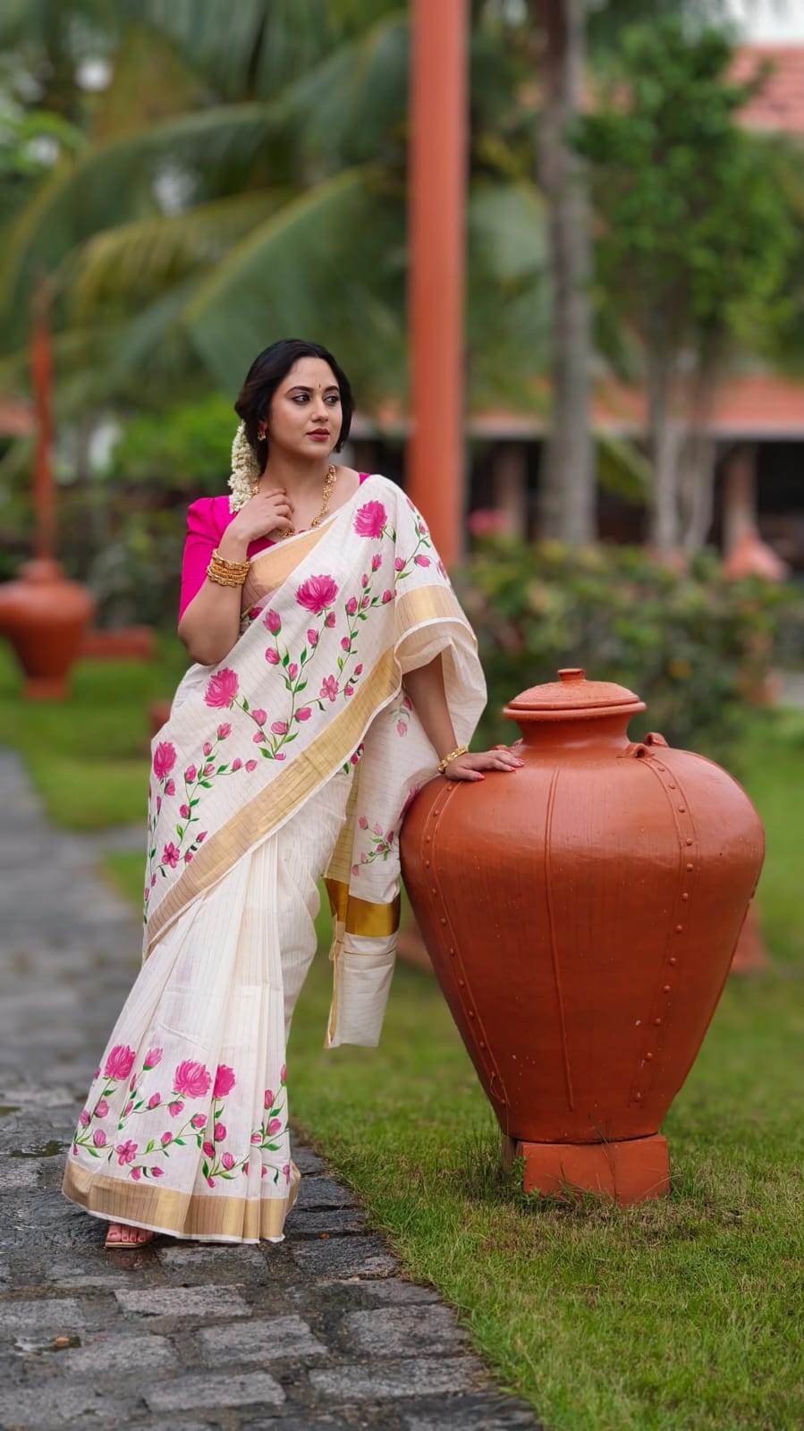 White Plain Mix Linen Cotton Saree With Digital Printed Work