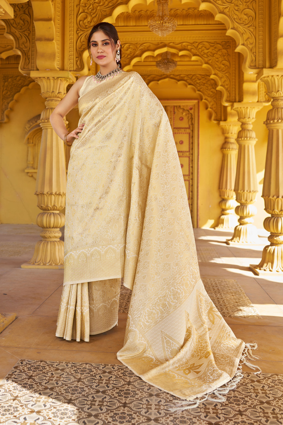 Off White Soft Silk Saree With Zari Weaving Work | Party & Wedding Wear – JaipurSaaj