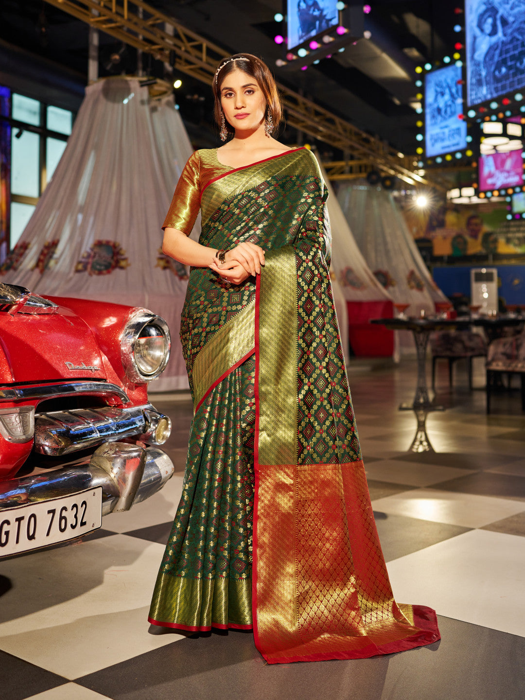 Green Patola Silk Saree With Woven Design | Bridal Wedding & Festive Wear – JaipurSaaj